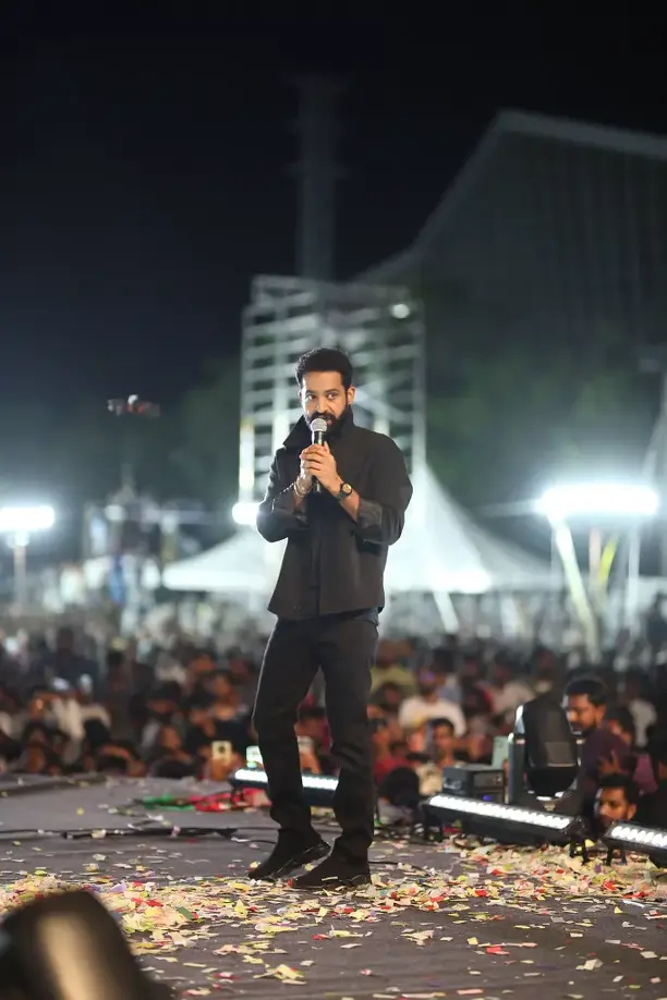 Jr NTR and Hrithik Roshan's War 2 Pre-Release Event Photos8