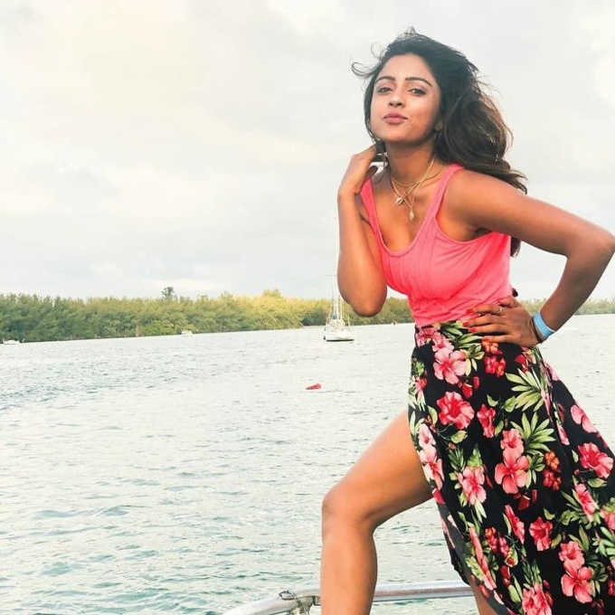 Vithika-Sheru-10