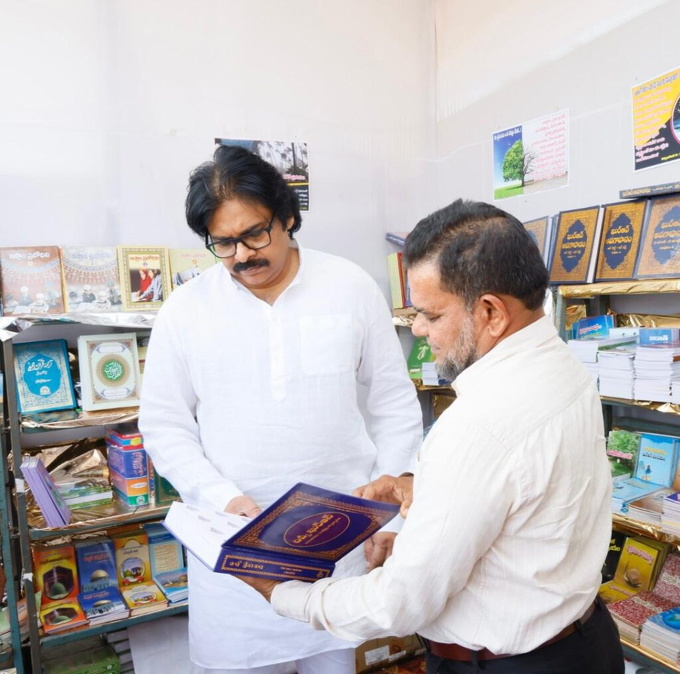Pawan-Kalyan-Buying-Books11-1024x1015