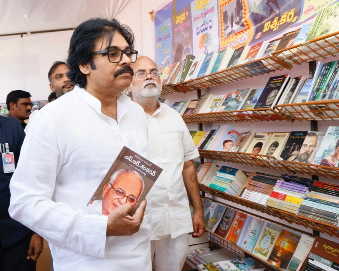 Pawan-Kalyan-Buying-Books12-1024x818