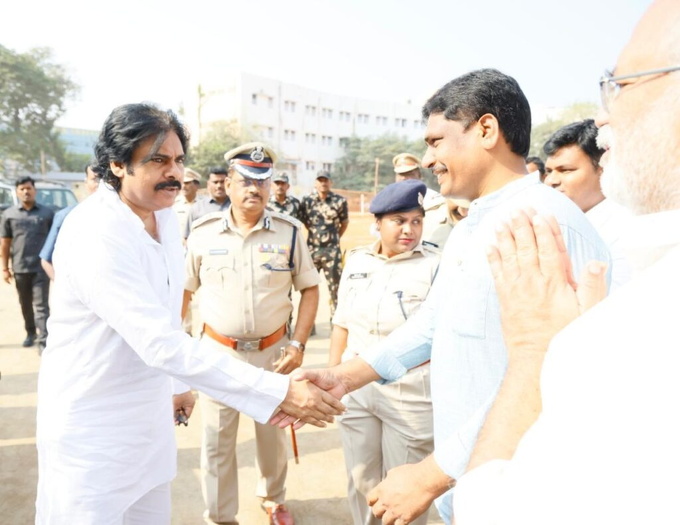 Pawan-Kalyan-Buying-Books13-1024x790