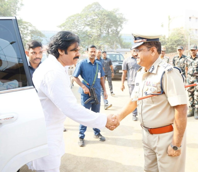 Pawan-Kalyan-Buying-Books17-1024x890