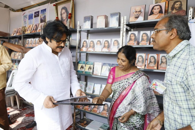Pawan-Kalyan-Buying-Books19-1024x682