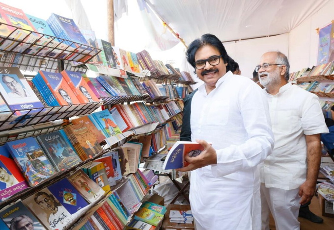Pawan-Kalyan-Buying-Books18-1024x706