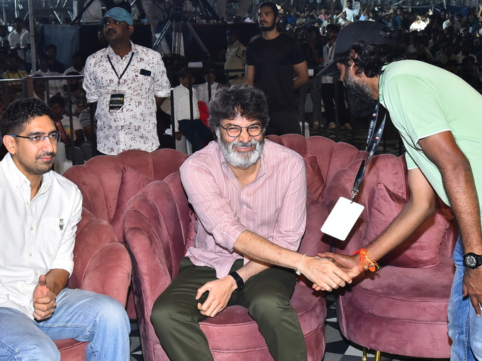 Jr NTR and Hrithik Roshan's War 2 Pre-Release Event Photos2