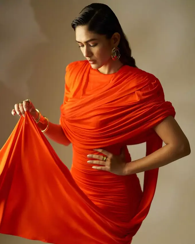 Mrunal Thakur3