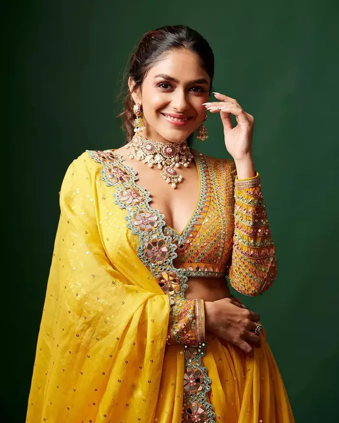 Mrunal Thakur8
