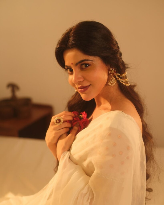 Divya Bharathi 9